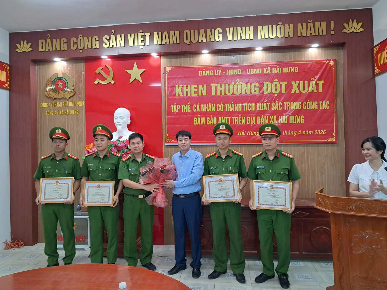 UBND xã Hải Hưng khen thưởng đột xuất tập thể, cá nhân lực lượng Công an xã